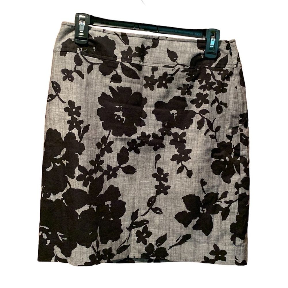 Ann Taylor Floral Pencil Skirt in Gray with Black Print Size 4